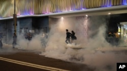香港民众在圣诞平安夜逃避港警向示威者发射的催泪弹。(2019年12月24日)