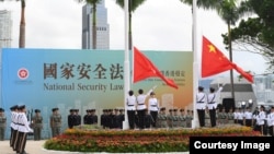 香港当局在港区国安法颁布数小时后举行回归周年升国旗仪式(香港政府2020年7月1日照片)