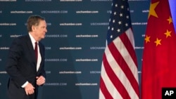 美国贸易代表莱特希泽(Robert Lighthizer)在华盛顿美国商会举办的第九届中国商务大会上发表演讲后离开舞台(2018年5月1日)。