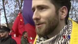 布拉格出动警力分开抗议和支持习近平访问的人群 布拉格出动警力分开抗议和支持习近平访问的人群