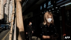 香港行人带着口罩以预防新冠病毒。(2020年4月16日)
