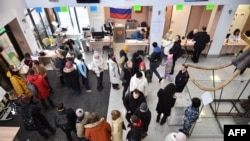 2024年3月17日,俄罗斯总统选举期间,在西伯利亚城市新西伯利亚,人们聚集在投票站。
