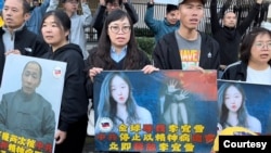 位于美国洛杉矶的中国维权人士界立建星期日(12月22日)于当地的中国领事馆前发起抗议,抗议人士除声援江西网红李宜雪外,也要求中共局立即释放何方美、董瑶琼和吴亚楠等被以“精神病”为由迫害的所有受害者。(照片由界立建提供)