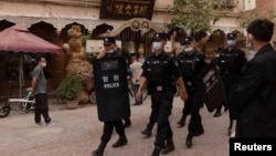 中国警察在新疆喀什老城巡逻。(2021年5月4日)