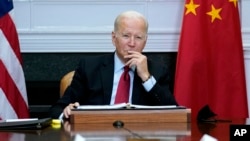 资料照片:美国总统拜登在白宫罗斯福室通过视频与中国国家主席习近平会谈。(2021年11月15日)
