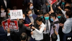 香港立法会泛民派议员在内务委员会主席选举会议上与保安和建制派议员发生推搡。(2020年5月8日)