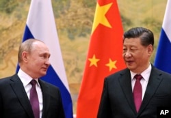 资料照:中国领导人习近平在北京会晤到访的俄罗斯总统普京。(2022年2月24日)