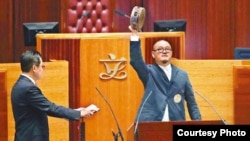 社福界立法会议员邵家臻手持占中道具铃鼓宣誓(苹果日报图片)