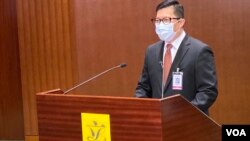 香港保安局局长 邓炳强 10月20日在立法会会见传媒(美国之音汤惠芸)