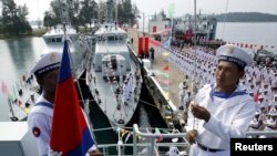柬埔寨海军士兵在西哈努克省云朗海军基地举行的移交仪式上在一艘中国海军巡逻舰上升起柬埔寨国旗。(2007年11月7日)