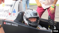 PS Racing车队的王日升戴着国际儿童慈善基金的标志参加珠海车赛(2013年9月15日)