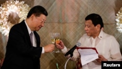 在菲律宾马尼拉马拉坎南总统府的国宴上,中国国家主席习近平和菲律宾总统杜特尔特共同举杯。(2018年11月20日)