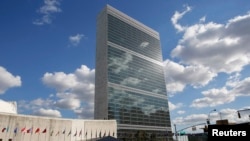 纽约的联合国总部大楼外,各国国旗飘扬