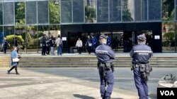 元朗7-21事件首宗”非白衣人”暴动案,2月27日在湾仔区域法院判刑,警方在法院大楼外加派警力布防。 (美国之音照片)