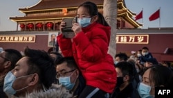 北京天安门前戴着口罩的游人。(2020年1月23日)