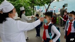 (资料照)朝鲜平壤金成柱小学学生6月23日接受体温检测。