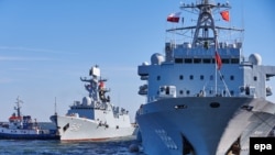 资料照:中国海军另一艘大型远洋综合补给舰“千岛湖号”(右)和多功能护卫舰“益阳号”2015年10月7号驶抵波兰格丁尼亚港。