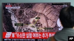 2016年9月9日,一名男子在韩国首都首尔火车站观看有关朝鲜核试验的电视报道。