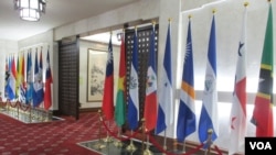 2015年7月13日,台湾外交部大厅展示的中华民国国旗和邦交国国旗,后来,其中有些国旗,例如圣多美和普林西比的国旗,由于断交而被挪走。