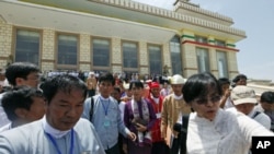 5月2号,缅甸民主运动领袖昂山素季(中)走出下议院