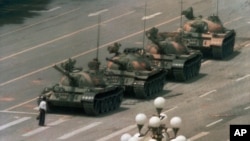 一名中国男子在北京东长安街拦截坦克车队 (1989年6月5日资料照片)