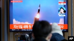 韩国民众在首尔一个火车站观看电视播放的朝鲜试射导弹新闻画面。(2022年1月27日)