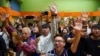 香港选民在他们支持的一名民主派候选人在区议会选举中获胜后举手欢呼。(2019年11月25日)