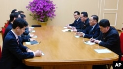 朝鲜劳动党中央委员会副委员长金永哲(右二)2018年3月5日在平壤会见到访的韩国代表团。(韩国总统府青瓦台通过韩联社发布照片)