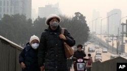 雾霾下的北京街头行人(2015年12月20日)