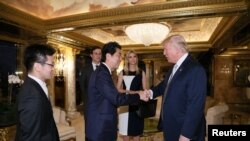 日本首相安倍晋三在纽约曼哈顿的川普大厦与当时还是当选总统的川普会面(2016年11月17日)