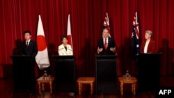 日本防卫大臣木原稔、日本外务大臣上川洋子和澳大利亚国防部长理查德·马勒斯及澳大利亚外长黄英贤在澳大利亚维多利亚州出席2+2峰会的记者会。(2024年9月5日)