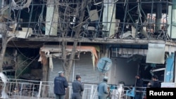 阿富汗警察在正在喀布尔的一处炸弹爆炸现场进行调查。(2018年1月28日)