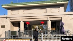 资料照:中共中央纪律检查委员会在北京总部的大门外保安人员在站岗。(2018年2月10日)