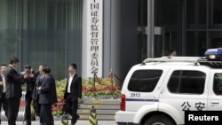 中国警车停在中国证监会门口(2015年7月9日)