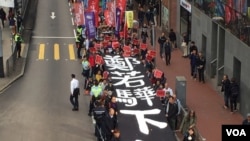 香港人示威要求要求律政司司长郑若骅下台(2018年2月11日,美国之音海彦拍摄)