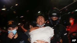 10月3日,以色列警察在特拉维夫逮捕一名违反居家令的抗议者。