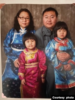 2010年3月5日,特木伦-陶格楚格(前排左一)一家在纽约合影 (恩和巴图-陶格楚格 提供)