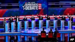 资料照:民主党总统参选人在佛罗里达迈阿密进行辩论。(2019年6月27日)