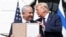 Perdana Menteri Israel Benjamin Netanyahu berdiri bersama Presiden AS Donald Trump setelah menandatangani Perjanjian Abraham, di Halaman Selatan Gedung Putih di Washington, AS, 15 September 2020. (Foto: Reuters)