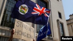 2020年7月31日英国伦敦中国大使馆外支持香港的标语牌:“和香港站在一起”。
