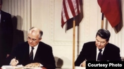 美国与苏联领导人1987年12月8日签署《中导条约》(资料照)