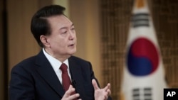 韩国总统办公室2024年2月7日公布2月4日接受韩国广播电视台(KBS)专访的照片。