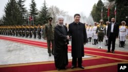 资料照:伊朗总统鲁哈尼与到访德黑兰的中国国家主席习近平在欢迎仪式上。(2016年1月23日)