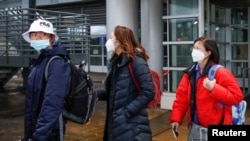 戴着口罩的乘客从中国搭乘直飞航班抵达美国芝加哥机场。(2020年1月24日)