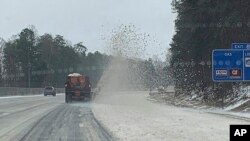 在这幅南卡罗莱纳州交通部提供的画面中,扫雪车周日正在约克县的道路上清除积雪。