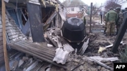 俄罗斯边境城市别尔哥罗德(Belgorod)市长发布的照片,显示该地区遭到一枚导弹攻击后的情况。(2024年1月2日)