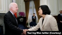 资料照:2016年6月5日台湾总统蔡英文欢迎美国会参议员麦凯恩到访台北。(照片来自蔡英文推特)