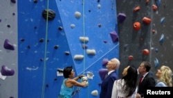 美国总统拜登和第一夫人吉尔在弗吉尼亚州亚历山大市的一个攀岩馆与弗吉尼亚州州长诺瑟姆会面,讨论该州抗击新冠疫情的进展。(2021年5月28日)