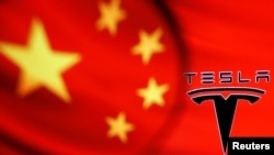 中国国旗背景下的特斯拉标识