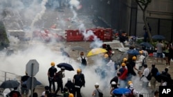 2019年6月12日,香港防暴警察在立法会外向抗议者发射催泪弹。
